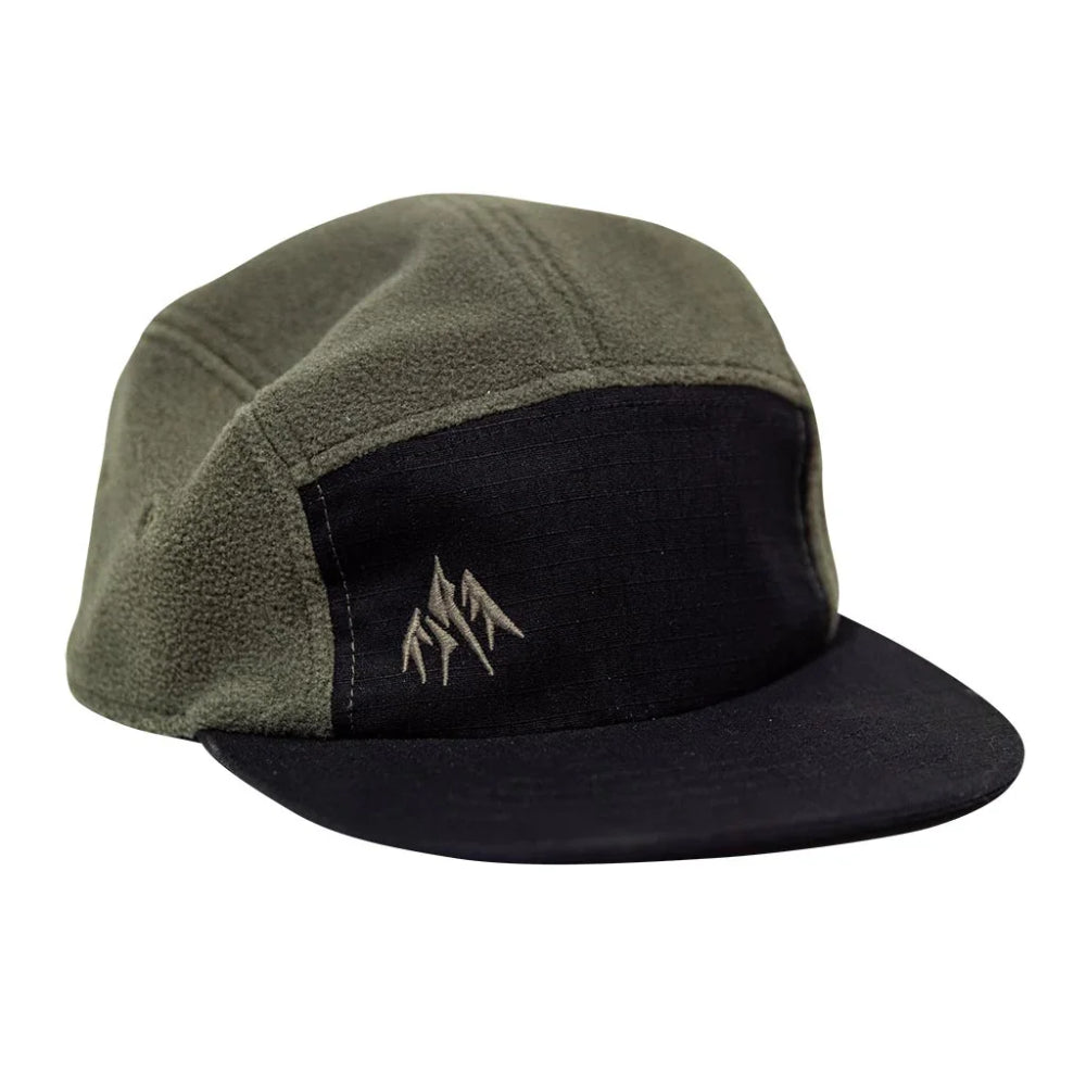 The Jones Long Shadow Recycled Fleece Cap 2024 in Night Green
